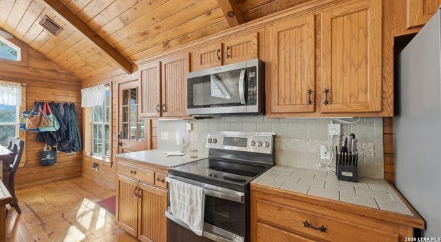 828 SHADY GROVE LN, Adkins, TX 78101