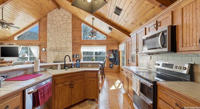 828 SHADY GROVE LN, Adkins, TX 78101