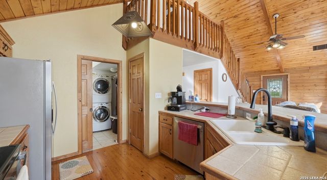 828 SHADY GROVE LN, Adkins, TX 78101