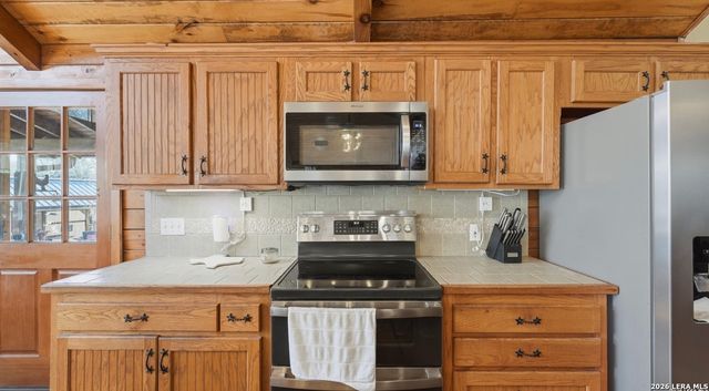 828 SHADY GROVE LN, Adkins, TX 78101