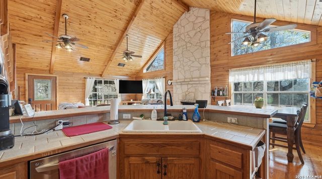 828 SHADY GROVE LN, Adkins, TX 78101