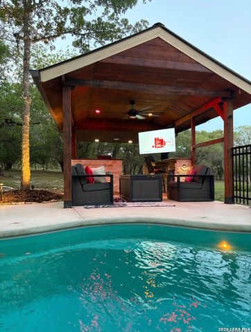 828 SHADY GROVE LN, Adkins, TX 78101
