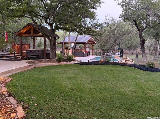 828 SHADY GROVE LN, Adkins, TX 78101