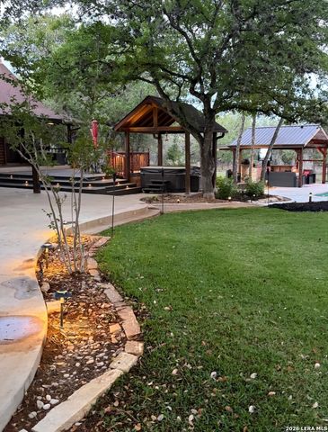 828 SHADY GROVE LN, Adkins, TX 78101