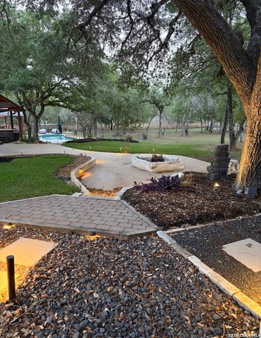 828 SHADY GROVE LN, Adkins, TX 78101
