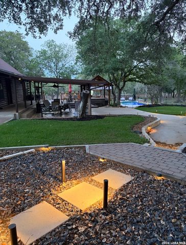 828 SHADY GROVE LN, Adkins, TX 78101