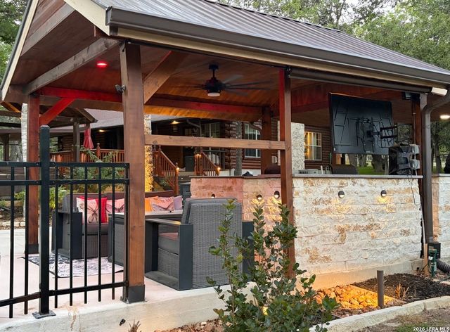 828 SHADY GROVE LN, Adkins, TX 78101