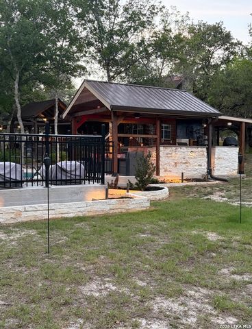 828 SHADY GROVE LN, Adkins, TX 78101