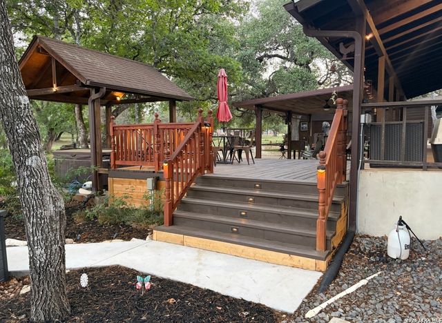 828 SHADY GROVE LN, Adkins, TX 78101