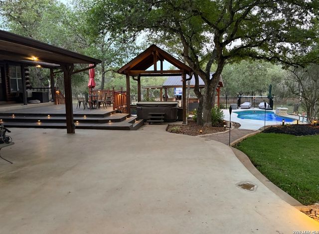 828 SHADY GROVE LN, Adkins, TX 78101