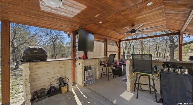 828 SHADY GROVE LN, Adkins, TX 78101