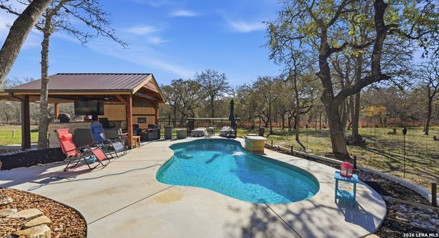 828 SHADY GROVE LN, Adkins, TX 78101