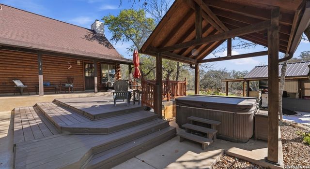 828 SHADY GROVE LN, Adkins, TX 78101