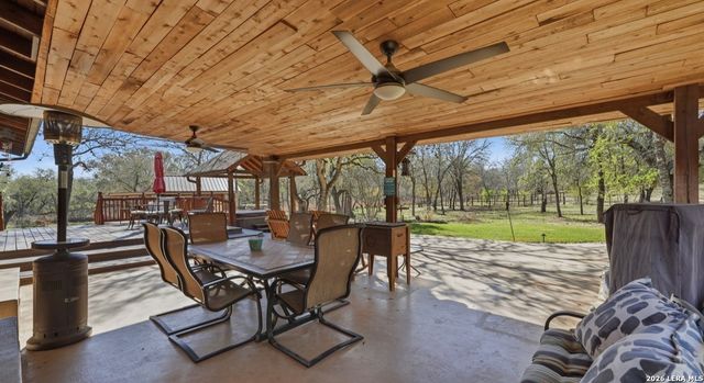 828 SHADY GROVE LN, Adkins, TX 78101