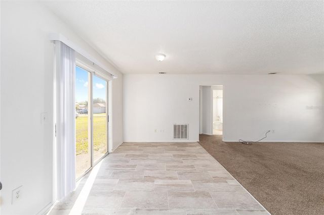 325 OAK TRACK COURSE, Ocala, FL 34472