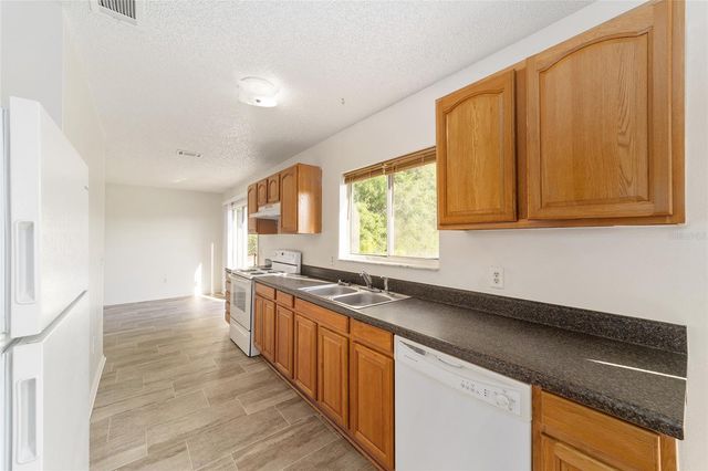 325 OAK TRACK COURSE, Ocala, FL 34472