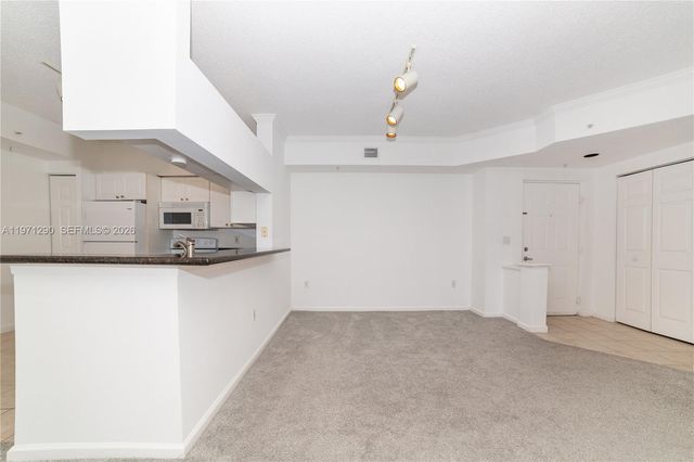 17150 N Bay Road 2911, Sunny Isles Beach, FL 33160