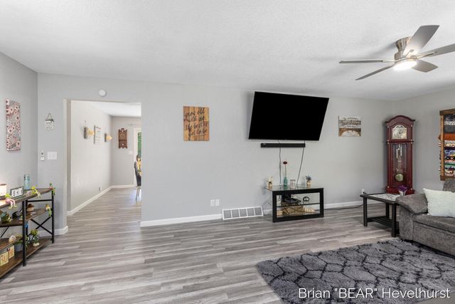 18249 8 Mile Road, Stanwood, MI 49346