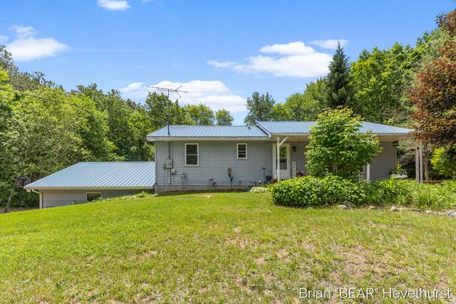 18249 8 Mile Road, Stanwood, MI 49346