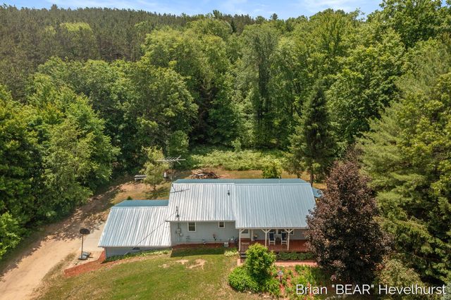 18249 8 Mile Road, Stanwood, MI 49346