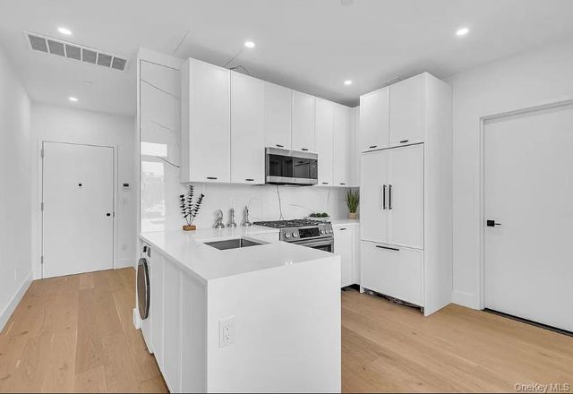 50-07 5th Street 4D, Long Island City, NY 11101