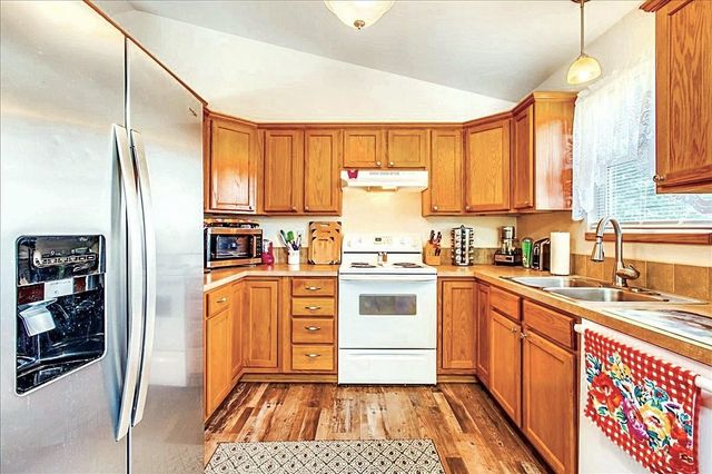 389 E Riley Ave, Haysville, KS 67060