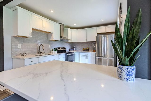 16002 Lakeside Road, Chikaming Twp, MI 49129