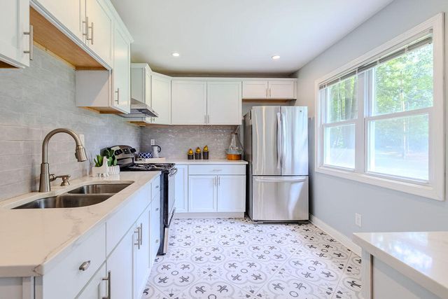 16002 Lakeside Road, Chikaming Twp, MI 49129