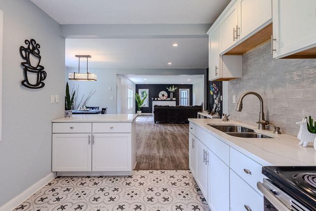 16002 Lakeside Road, Chikaming Twp, MI 49129