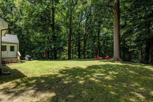 16002 Lakeside Road, Chikaming Twp, MI 49129