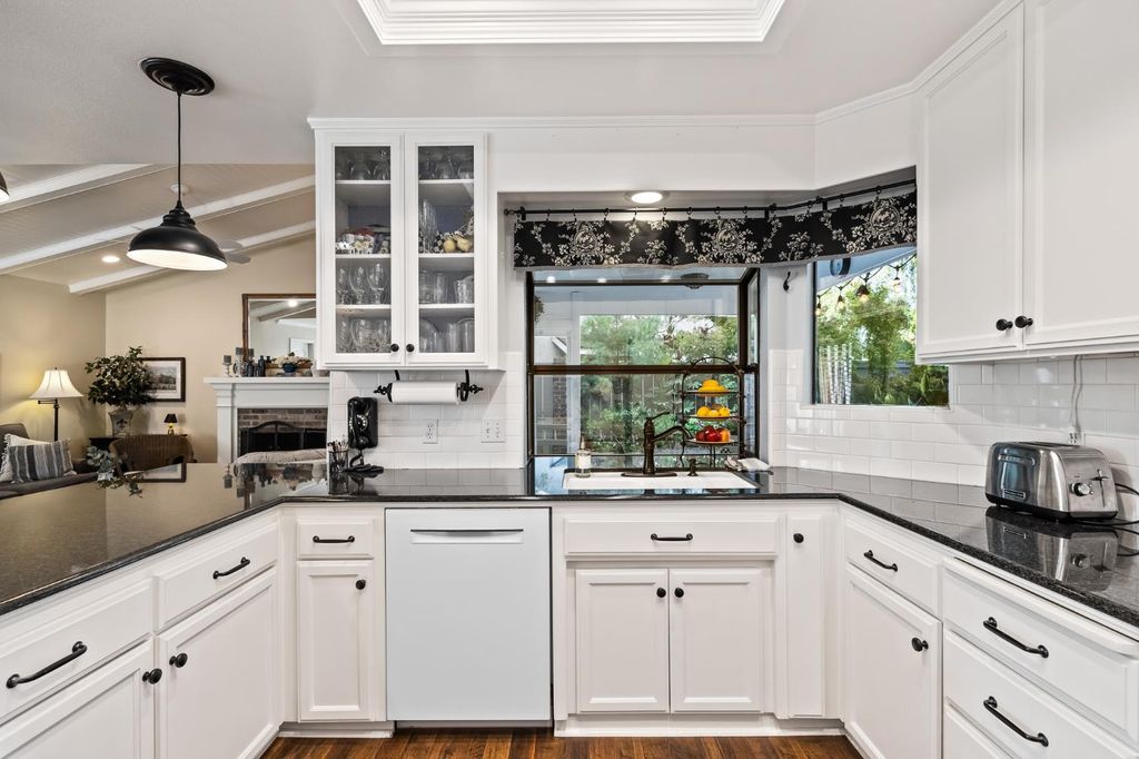 Image 10 of property listing at 709 E Wood Duck Circle, Fresno, CA 93730
