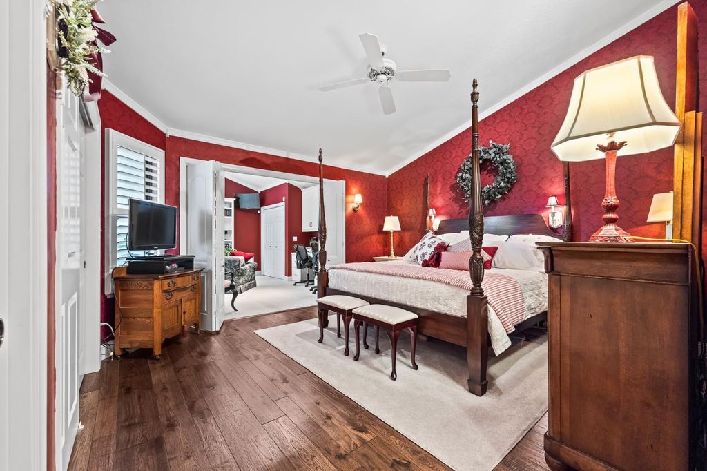 Image 13 of property listing at 709 E Wood Duck Circle, Fresno, CA 93730