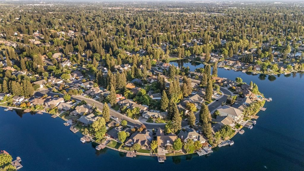 Image 28 of property listing at 709 E Wood Duck Circle, Fresno, CA 93730