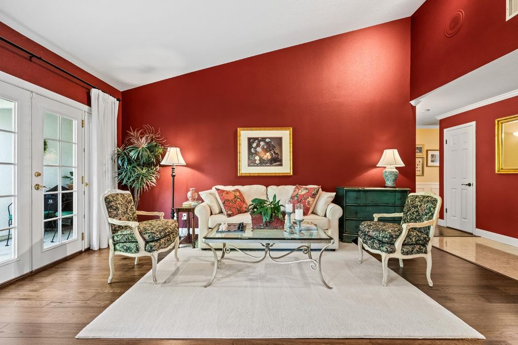 Image 4 of property listing at 709 E Wood Duck Circle, Fresno, CA 93730