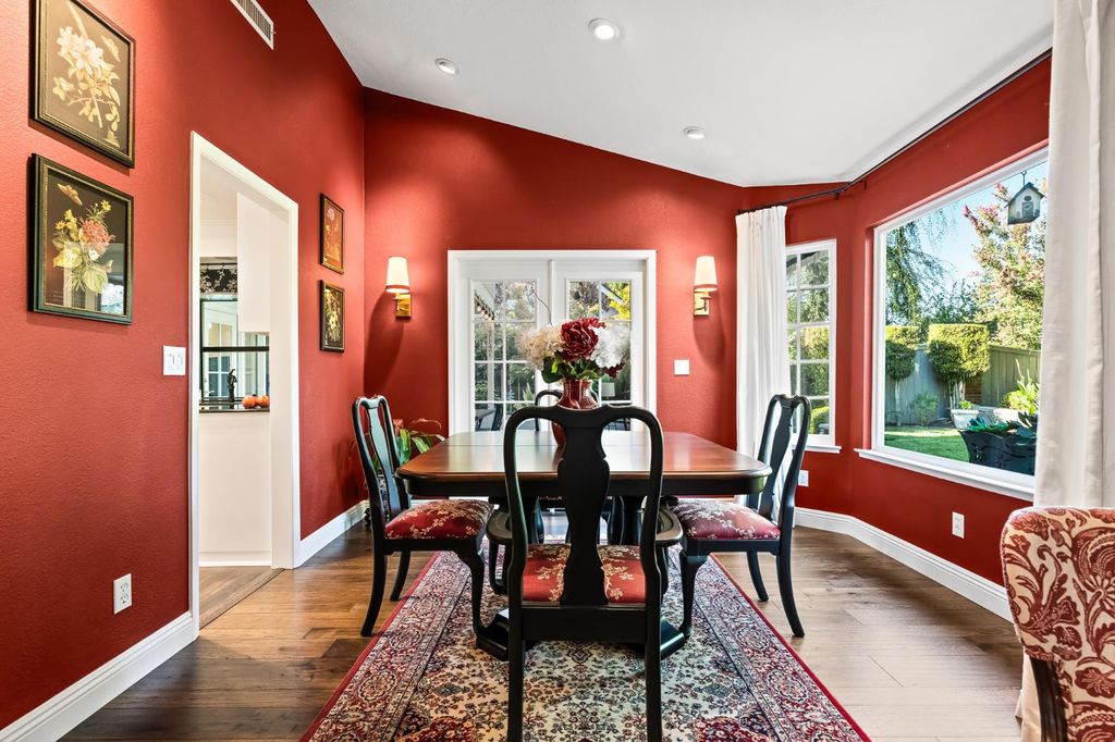Image 6 of property listing at 709 E Wood Duck Circle, Fresno, CA 93730