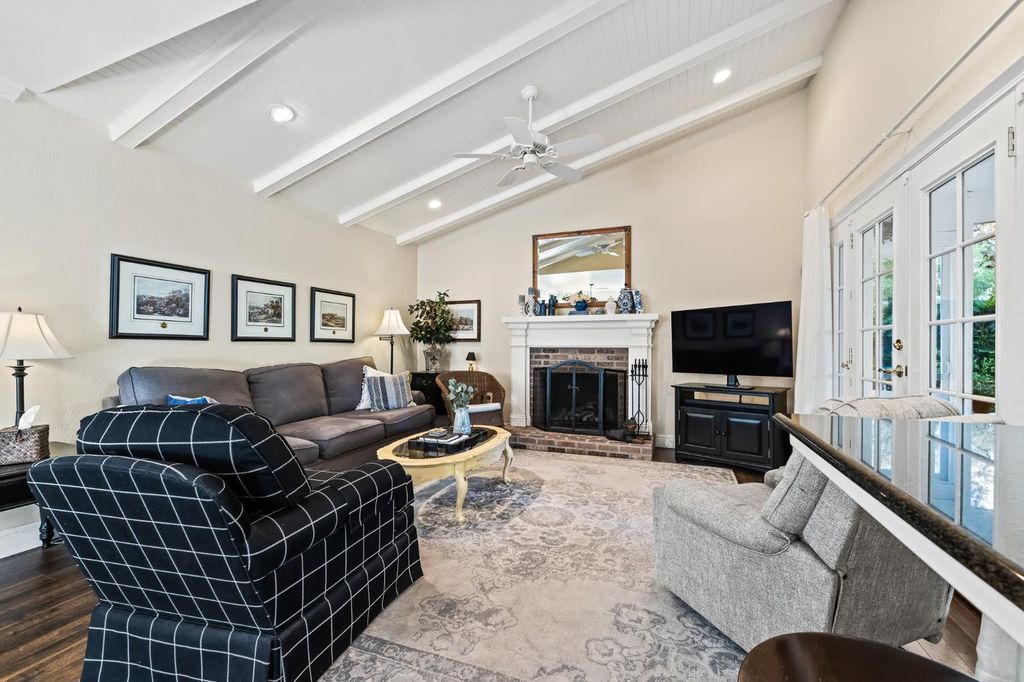 Image 7 of property listing at 709 E Wood Duck Circle, Fresno, CA 93730