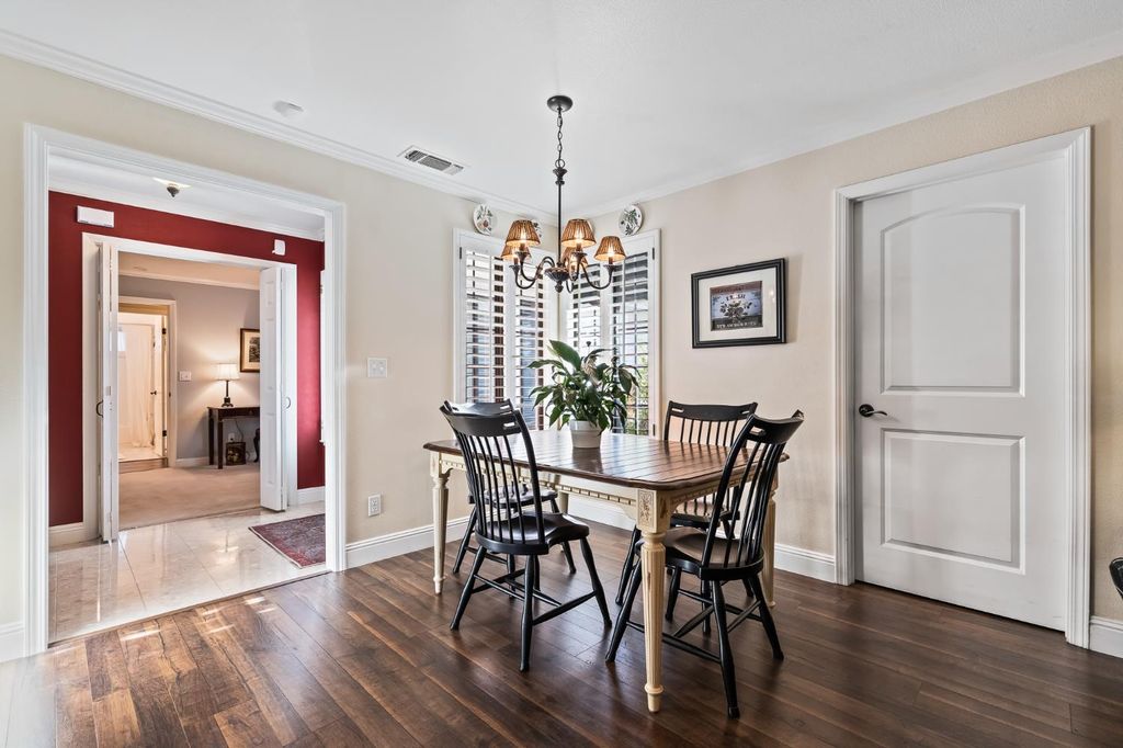 Image 8 of property listing at 709 E Wood Duck Circle, Fresno, CA 93730
