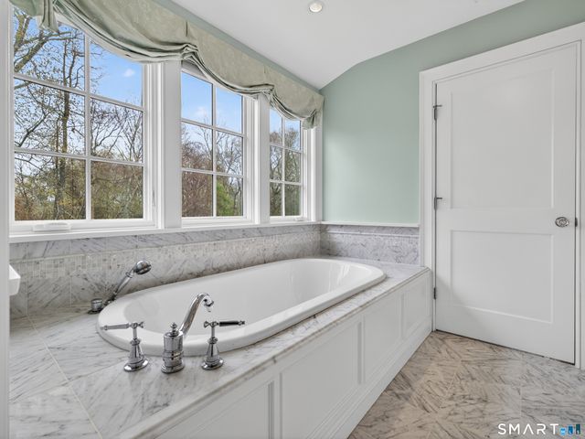 11 Westwood Drive, Waterford, CT 06385