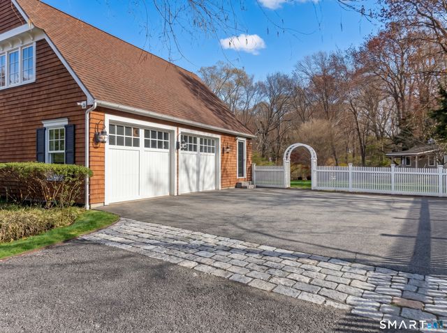11 Westwood Drive, Waterford, CT 06385