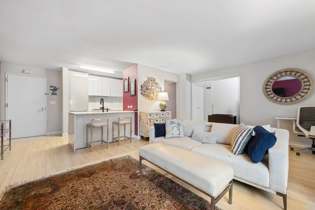 322 W 57th St Apt 32Q, New York City, NY 10019
