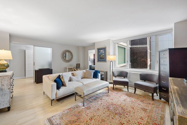322 W 57th St Apt 32Q, New York City, NY 10019