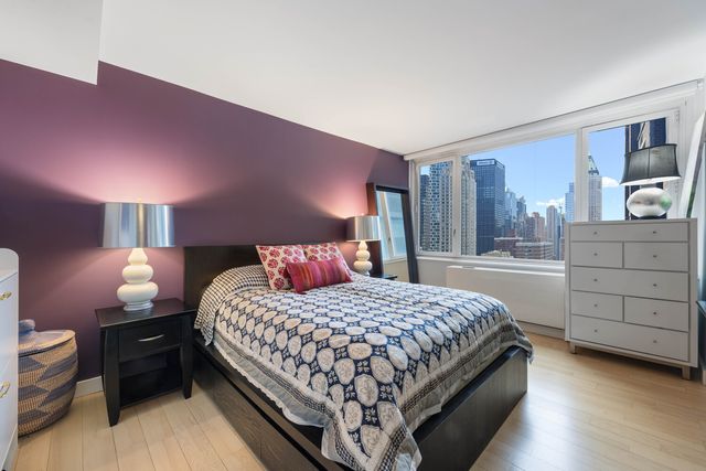 322 W 57th St Apt 32Q, New York City, NY 10019