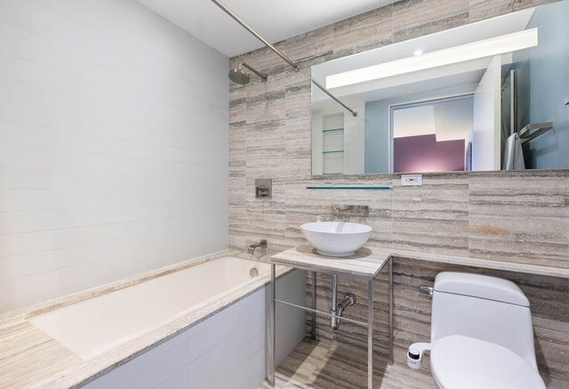 322 W 57th St Apt 32Q, New York City, NY 10019