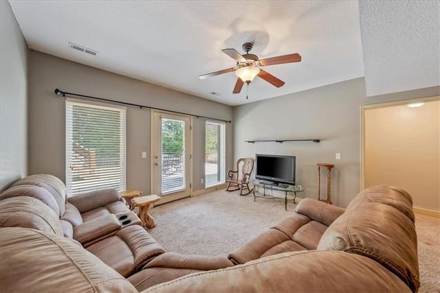 2000 NE 197th Court, Smithville, MO 64089