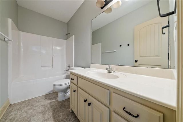 2000 NE 197th Court, Smithville, MO 64089