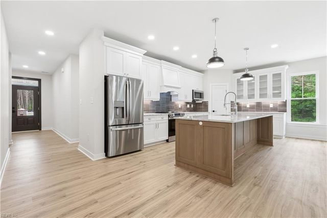 6911 Sunset Cove LN, Gloucester, VA 23061