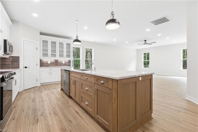 6911 Sunset Cove LN, Gloucester, VA 23061