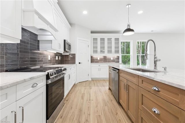 6911 Sunset Cove LN, Gloucester, VA 23061