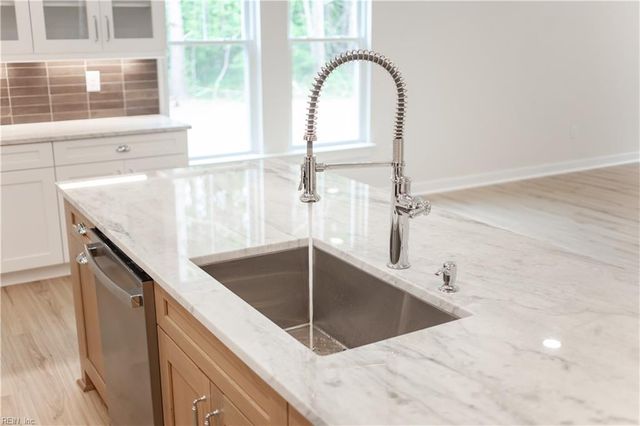 6911 Sunset Cove LN, Gloucester, VA 23061