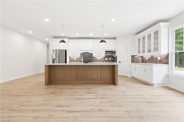 6911 Sunset Cove LN, Gloucester, VA 23061